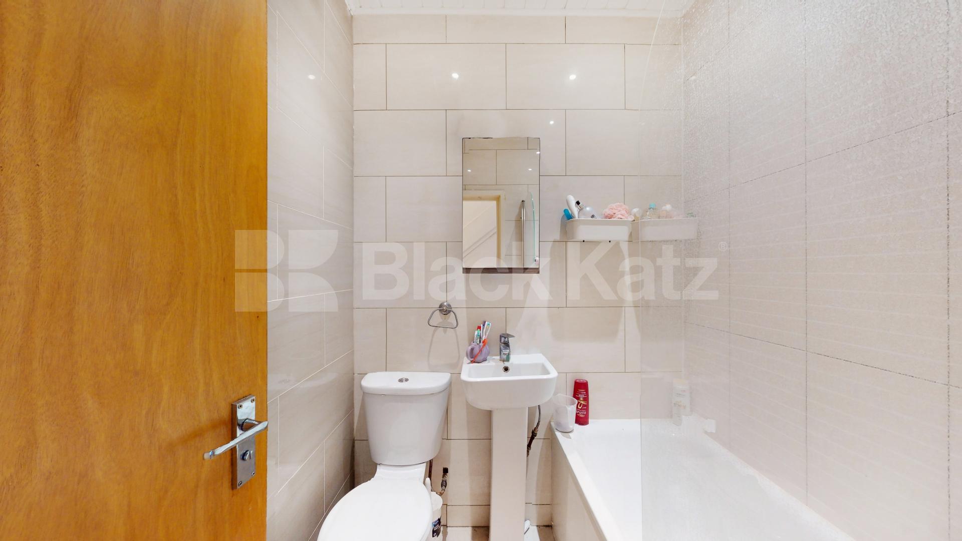 			3 Bedroom, 2 bath, 1 reception Flat			 Blenheim Gardens, Willesden Green